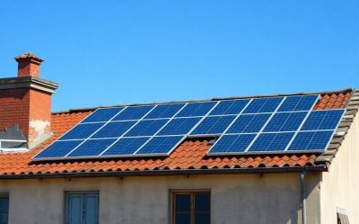 Connecting 100W and 200W solar panels safely using the correct series or parallel wiring configuration.