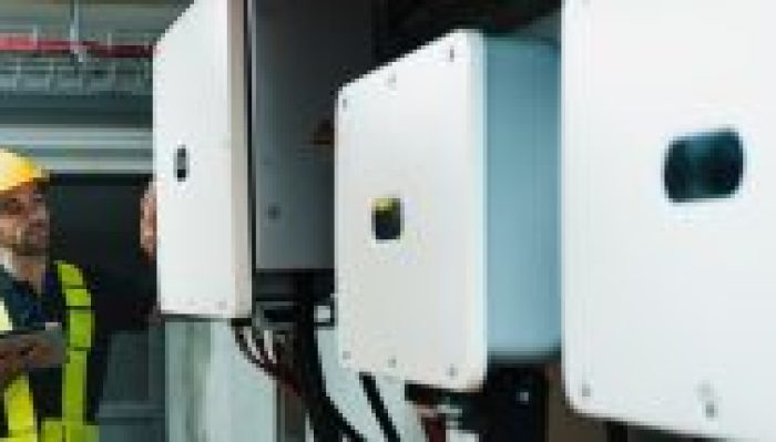 how-long-do-solar-inverters-last.